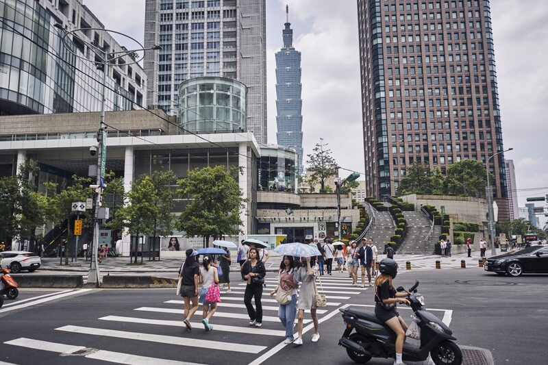 Los peatones cruzan una calle en Taipéi. Los peatones cruzan una calle en Taipéi.