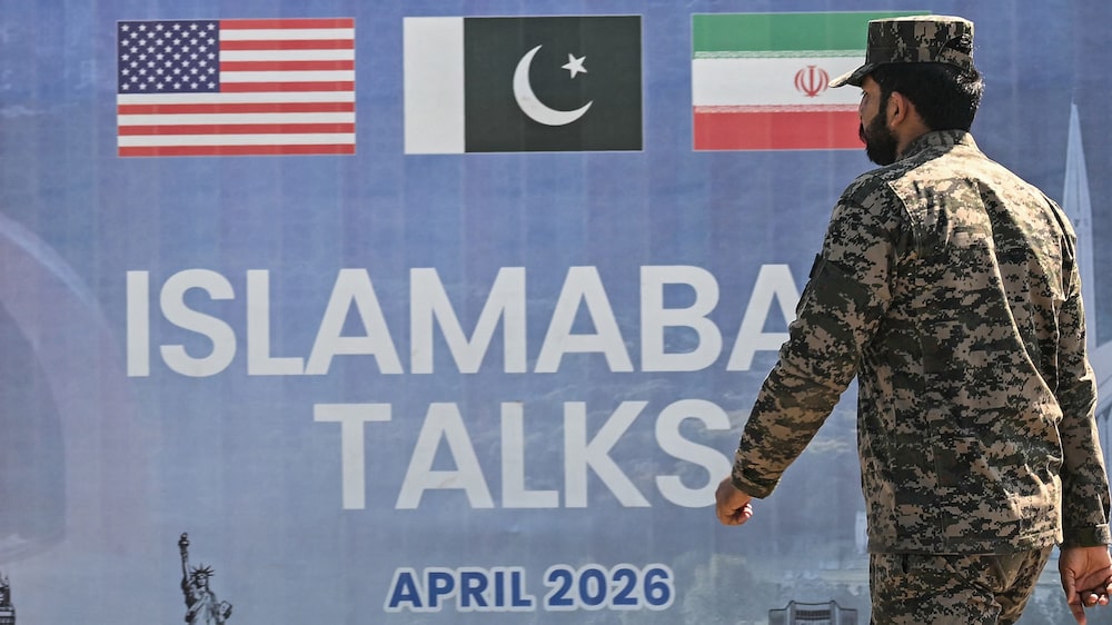 El presidente de EE.UU., Donald Trump, dijo que enviará representantes a Pakistán para mantener conversaciones para poner fin a la guerra de Irán el lunes por la noche. El presidente de EE.UU., Donald Trump, dijo que enviará representantes a Pakistán para mantener conversaciones para poner fin a la guerra de Irán el lunes por la noche.