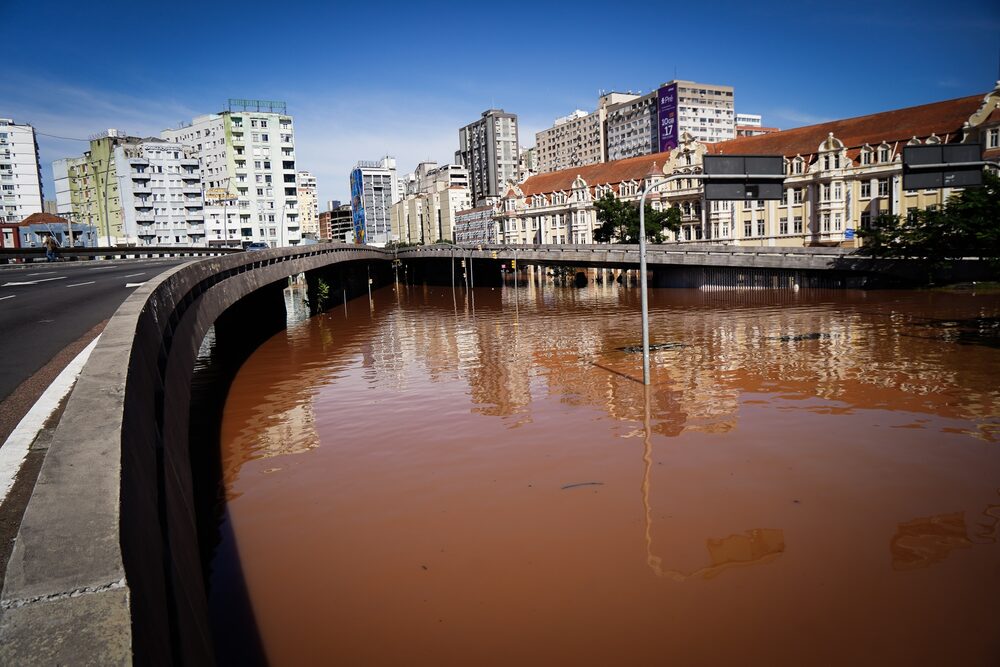 Agua de inundación cerca de una carretera en Porto Alegre el lunes. Agua de inundación cerca de una carretera en Porto Alegre el lunes.