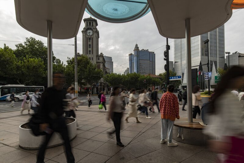 Pedestres caminham nas ruas de Xangai, na China Pedestres caminham nas ruas de Xangai, na China