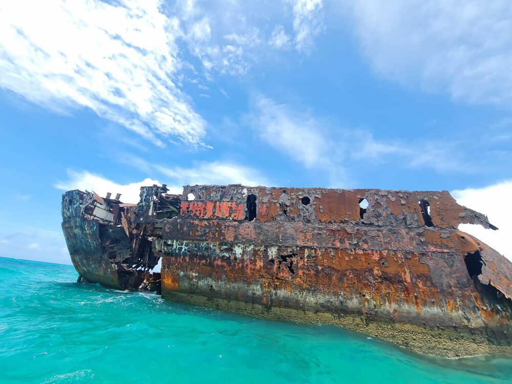 Barco encallado cerca a la orilla de una de las playas de San Andrés Barco encallado cerca a la orilla de una de las playas de San Andrés
