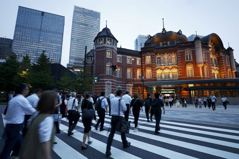 Peatones cruzan una calle frente a la estación de Tokio al atardecer en Tokio, Japón, el lunes 8 de septiembre de 2025. Peatones cruzan una calle frente a la estación de Tokio al atardecer en Tokio, Japón, el lunes 8 de septiembre de 2025.