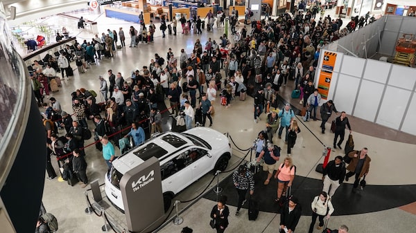 Trump amenaza con desplegar agentes del Servicio de Inmigración en los aeropuertos Trump amenaza con desplegar agentes del Servicio de Inmigración en los aeropuertos