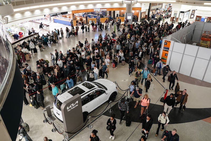 Trump amenaza con desplegar agentes del Servicio de Inmigración en los aeropuertos. Trump amenaza con desplegar agentes del Servicio de Inmigración en los aeropuertos.