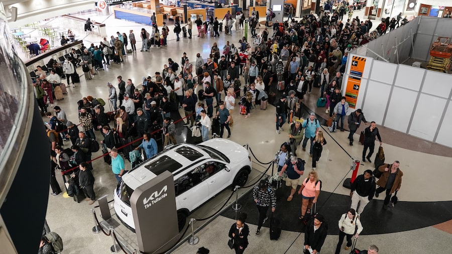 Trump amenaza con desplegar agentes del Servicio de Inmigración en los aeropuertos Trump amenaza con desplegar agentes del Servicio de Inmigración en los aeropuertos