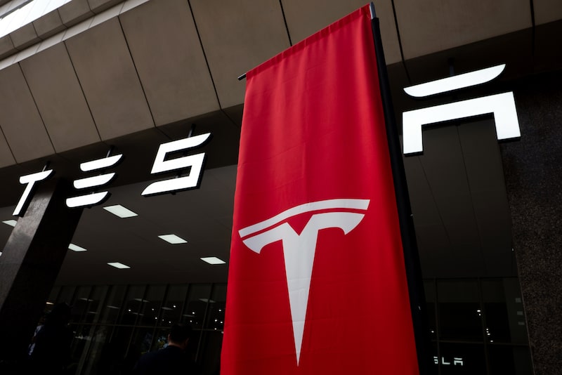 Tesla presenta el muy esperado Roadster con maniobras aéreas Tesla presenta el muy esperado Roadster con maniobras aéreas