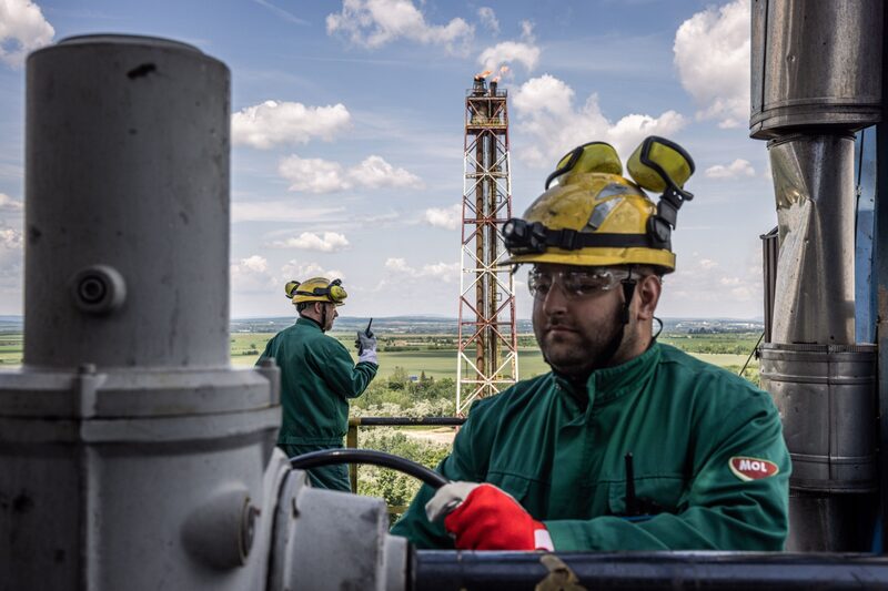 Trabajadores en un tanque de almacenamiento de petróleo en la refinería de petróleo de Duna, operada por MOL Hungarian Oil & Gas Plc, en Szazhalombatta, Hungría, el jueves 26 de mayo de 2022. El primer ministro húngaro, Viktor Orban, dijo que no había consenso entre los líderes de la Unión Europea sobre la prohibición del petróleo ruso, pero señaló que estaba dispuesto a aceptar si el bloque garantiza que su país sigue recibiendo el combustible a través de un oleoducto y otras medidas en caso de que esa vía se interrumpa. Trabajadores en un tanque de almacenamiento de petróleo en la refinería de petróleo de Duna, operada por MOL Hungarian Oil & Gas Plc, en Szazhalombatta, Hungría, el jueves 26 de mayo de 2022. El primer ministro húngaro, Viktor Orban, dijo que no había consenso entre los líderes de la Unión Europea sobre la prohibición del petróleo ruso, pero señaló que estaba dispuesto a aceptar si el bloque garantiza que su país sigue recibiendo el combustible a través de un oleoducto y otras medidas en caso de que esa vía se interrumpa.