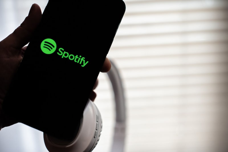 El logotipo de Spotify en un teléfono inteligente. El logotipo de Spotify en un teléfono inteligente.