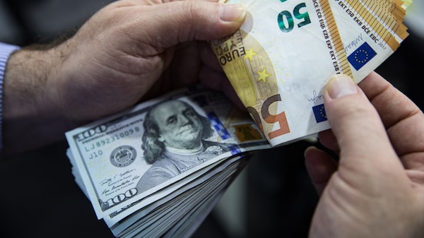 Euro se encamina a mayor racha en casi 20 años mientras el dólar se hunde Euro se encamina a mayor racha en casi 20 años mientras el dólar se hunde