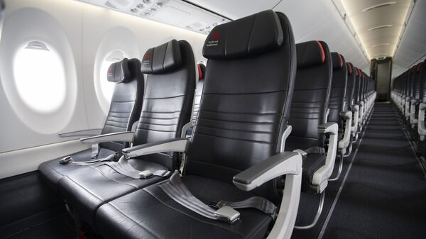 Menos vuelos y tarifas más altas convierten los viajes en avión en un lujo para muchos Menos vuelos y tarifas más altas convierten los viajes en avión en un lujo para muchos