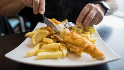 Sobrou para o tubarão: inflação leva ingleses a adaptar o fish and chips Sobrou para o tubarão: inflação leva ingleses a adaptar o fish and chips