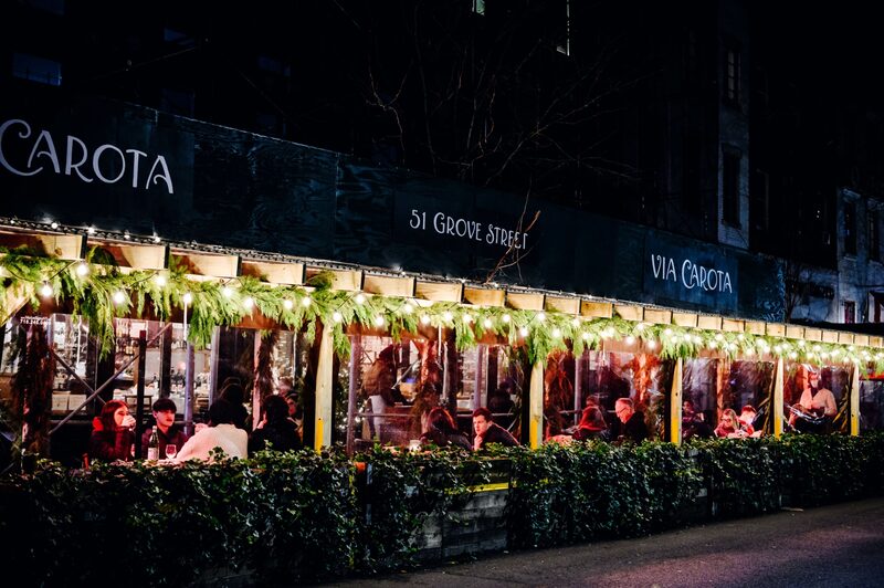 Mais de 12.000 restaurantes instalaram mesas e cadeiras nas calçadas e nas vias durante a pandemia Mais de 12.000 restaurantes instalaram mesas e cadeiras nas calçadas e nas vias durante a pandemia