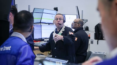 Guerra en Irán golpea a Wall Street, lleva al petróleo a máximos de 2024 y fortalece al dólar Guerra en Irán golpea a Wall Street, lleva al petróleo a máximos de 2024 y fortalece al dólar