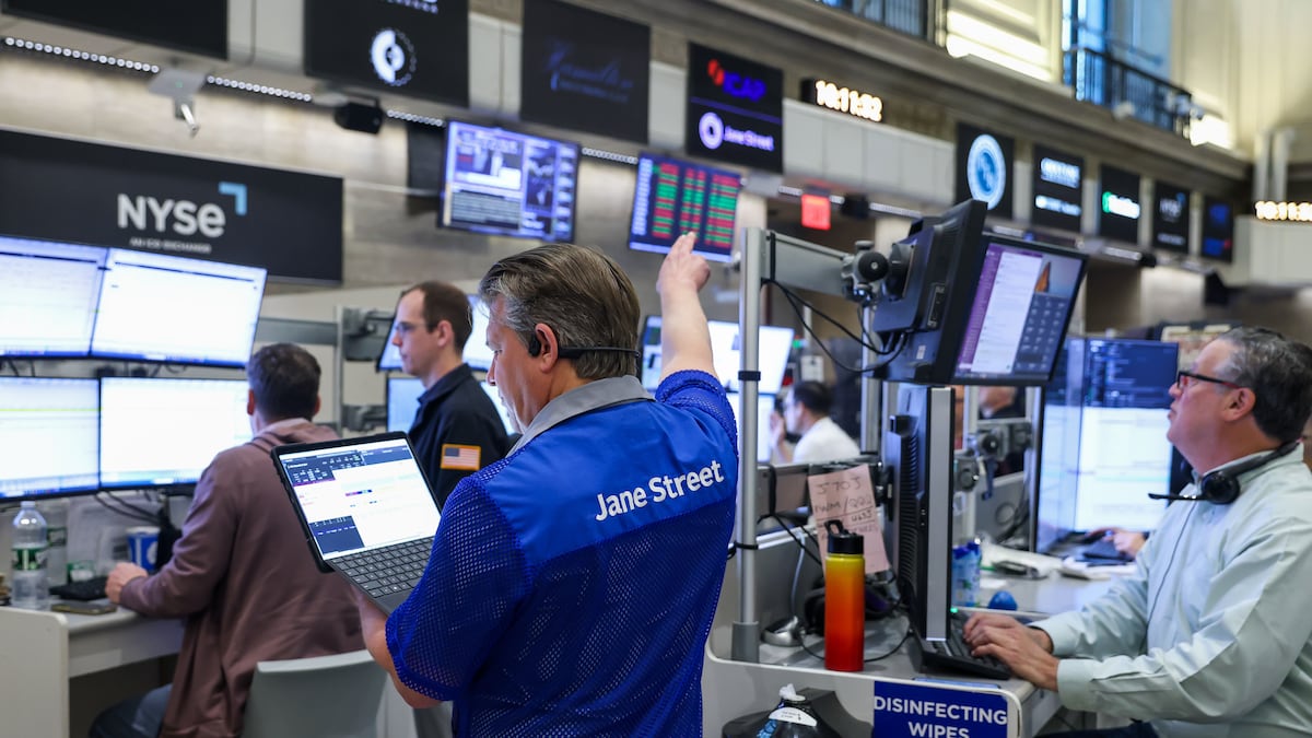 Wall Street opera al alza mientras los mercados esperan una subida de tasas de la Fed