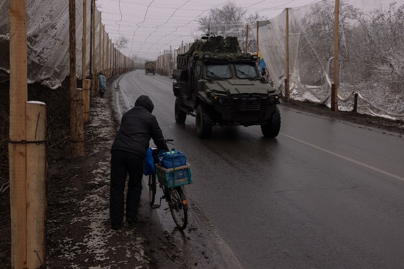 Un residente camina por la carretera que conecta las ciudades de Izyum y Slovyansk en la región de Járkov, Ucrania, el 10 de diciembre. Fotógrafo: Diego Fedele/Getty Images. Un residente camina por la carretera que conecta las ciudades de Izyum y Slovyansk en la región de Járkov, Ucrania, el 10 de diciembre. Fotógrafo: Diego Fedele/Getty Images.
