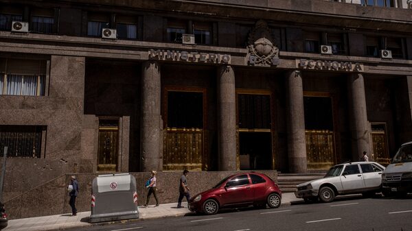 Tesoro argentino paga 150% de tasa para renovar vencimientos en test previo a las PASO Tesoro argentino paga 150% de tasa para renovar vencimientos en test previo a las PASO