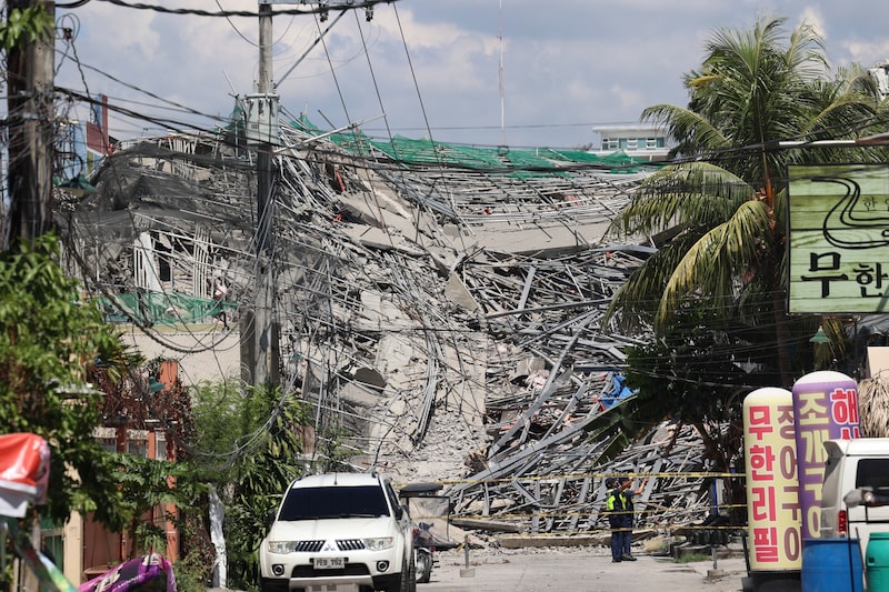 Se calcula que hay 23 personas atrapadas entre los escombros del edificio derrumbado. Se calcula que hay 23 personas atrapadas entre los escombros del edificio derrumbado.