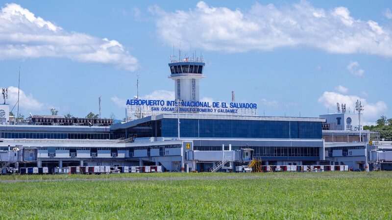 El Salvador y Nicaragua cobran a migrantes. El Salvador y Nicaragua cobran a migrantes.