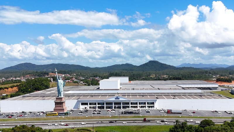 Vista aérea da Havan em Barra Velha (SC): rede somava 189 lojas em junho de 2026 e deve chegar a entre 203 e 210 em 2027, segundo projeções da Fitch Vista aérea da Havan em Barra Velha (SC): rede somava 189 lojas em junho de 2026 e deve chegar a entre 203 e 210 em 2027, segundo projeções da Fitch