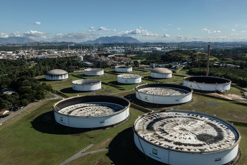 Acción de Petrobras cae tras recortar plan de inversión y sembrar dudas sobre dividendos. Acción de Petrobras cae tras recortar plan de inversión y sembrar dudas sobre dividendos.