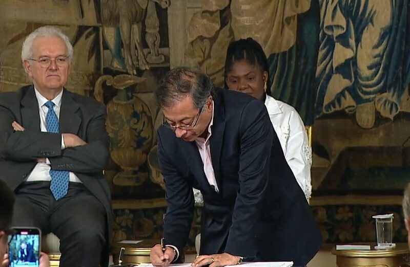 firmando la reforma tributaria firmando la reforma tributaria