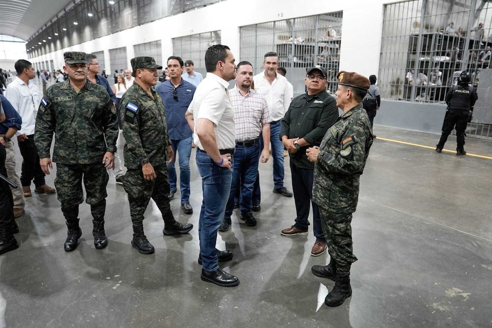 Tomás Zambrano, presidente del CN de Honduras, y su comitiva, en su visita oficial en el Cecot, de El Salvador, el 16 de octubre de 2026. Tomás Zambrano, presidente del CN de Honduras, y su comitiva, en su visita oficial en el Cecot, de El Salvador, el 16 de octubre de 2026.