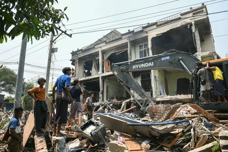Cifra de muertos por terremoto en Myanmar supera las 1.000. Cifra de muertos por terremoto en Myanmar supera las 1.000.