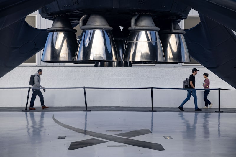 Un propulsor reutilizable del cohete Falcon 9 de SpaceX expuesto en Hawthorne, California. Fotógrafo: Ethan Swope/Bloomberg Un propulsor reutilizable del cohete Falcon 9 de SpaceX expuesto en Hawthorne, California. Fotógrafo: Ethan Swope/Bloomberg