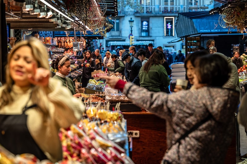 Compradores en un mercado de Barcelona. Fotógrafo: Ángel García/Bloomberg Compradores en un mercado de Barcelona. Fotógrafo: Ángel García/Bloomberg