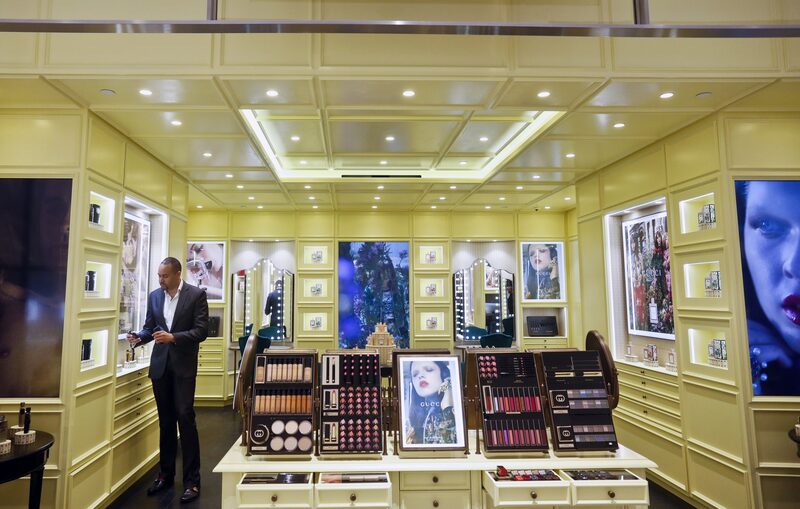 El nuevo presidente ejecutivo de Kering, Luca de Meo, intenta dar un giro a la fortuna del gigante del lujo y, como parte de su estrategia, vendería su negocio de belleza a L’Oréal SA. El nuevo presidente ejecutivo de Kering, Luca de Meo, intenta dar un giro a la fortuna del gigante del lujo y, como parte de su estrategia, vendería su negocio de belleza a L’Oréal SA.