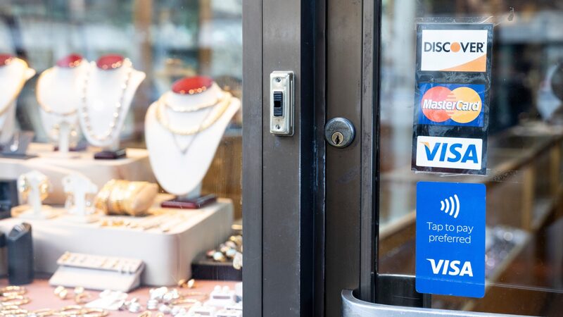 Compra com cartão de crédito bate recorde e ajuda a manter economia aquecida nos EUA Compra com cartão de crédito bate recorde e ajuda a manter economia aquecida nos EUA