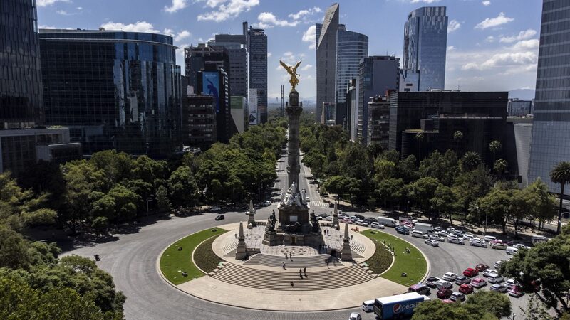 La economía mexicana creció 1% en términos reales en el tercer trimestre julio-septiembre La economía mexicana creció 1% en términos reales en el tercer trimestre julio-septiembre