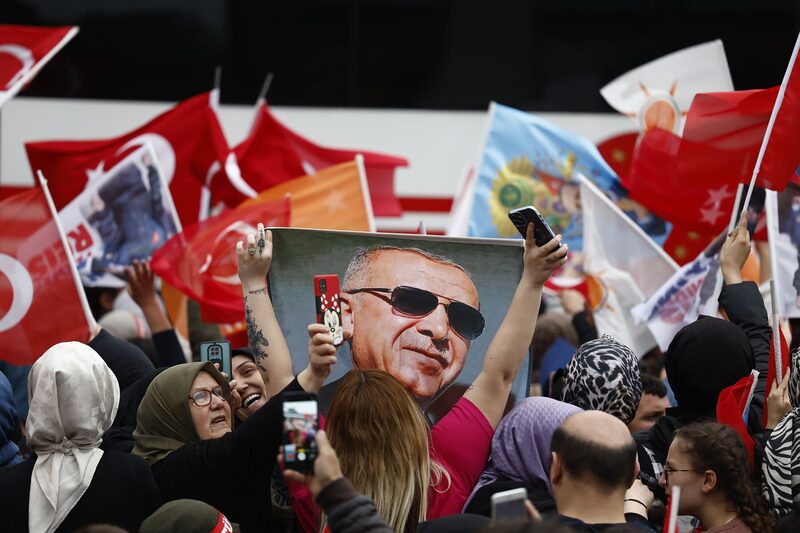 Partidarios de Recep Tayyip Erdogan ondean banderas mientras esperan los resultados de la segunda vuelta de las elecciones presidenciales turcas frente a la residencia del presidente en Estambul, Turquía, el 28 de mayo de 2023. Partidarios de Recep Tayyip Erdogan ondean banderas mientras esperan los resultados de la segunda vuelta de las elecciones presidenciales turcas frente a la residencia del presidente en Estambul, Turquía, el 28 de mayo de 2023.