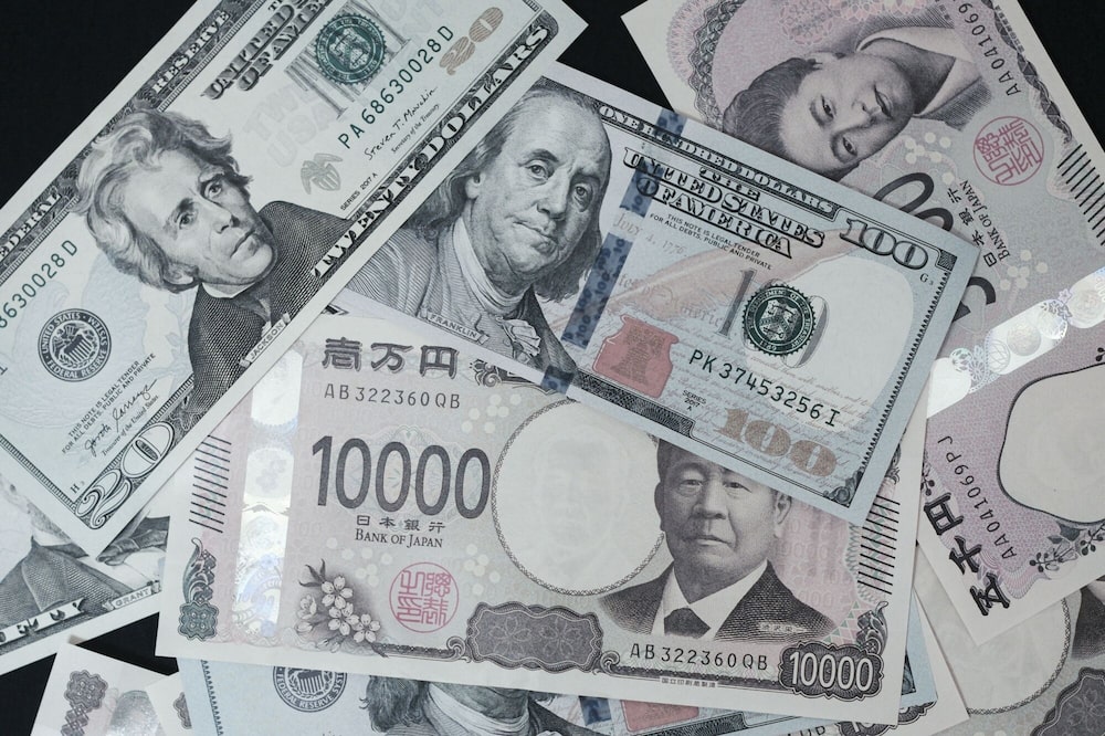Billete de yen japonés y billetes de dólar estadounidense. Billete de yen japonés y billetes de dólar estadounidense.