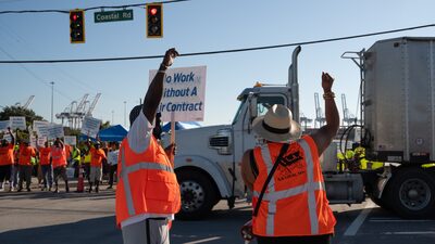 Trabajadores portuarios y empresarios de EE.UU. logran acuerdo tentativo para evitar una huelga Trabajadores portuarios y empresarios de EE.UU. logran acuerdo tentativo para evitar una huelga
