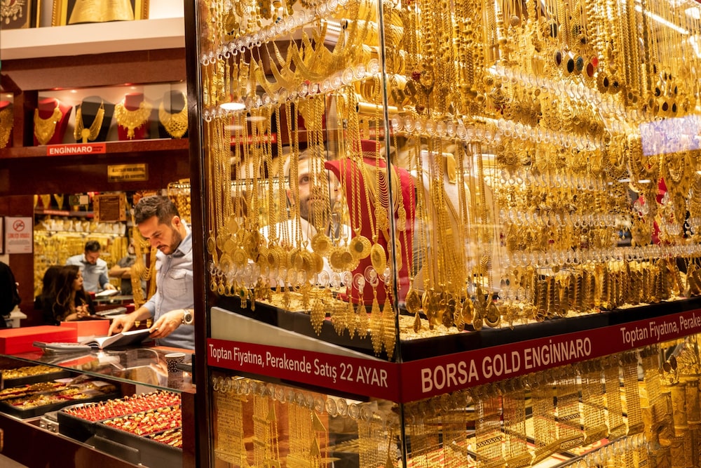 Artículos de oro expuestos en el escaparate de una joyería del Gran Bazar de Estambul, Turquía. Fotógrafo: Nicole Tung/Bloomberg Artículos de oro expuestos en el escaparate de una joyería del Gran Bazar de Estambul, Turquía. Fotógrafo: Nicole Tung/Bloomberg