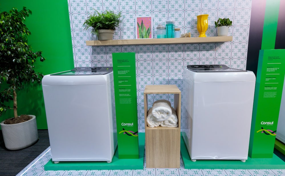 Lavadoras top load (abertura pela tampa superior) da Consul: padrão dominante no Brasil contrasta com as front load (abertura pela porta frontal) que a Whirlpool avalia transferir da Argentina Lavadoras top load (abertura pela tampa superior) da Consul: padrão dominante no Brasil contrasta com as front load (abertura pela porta frontal) que a Whirlpool avalia transferir da Argentina