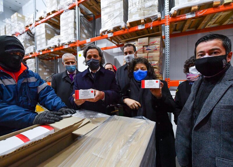 El jefe de Gabinete Santiago Cafiero y la ministra de Salud, Carla Vizzotti en el depósito de vacunas de la empresa Andreani. El jefe de Gabinete Santiago Cafiero y la ministra de Salud, Carla Vizzotti en el depósito de vacunas de la empresa Andreani.
