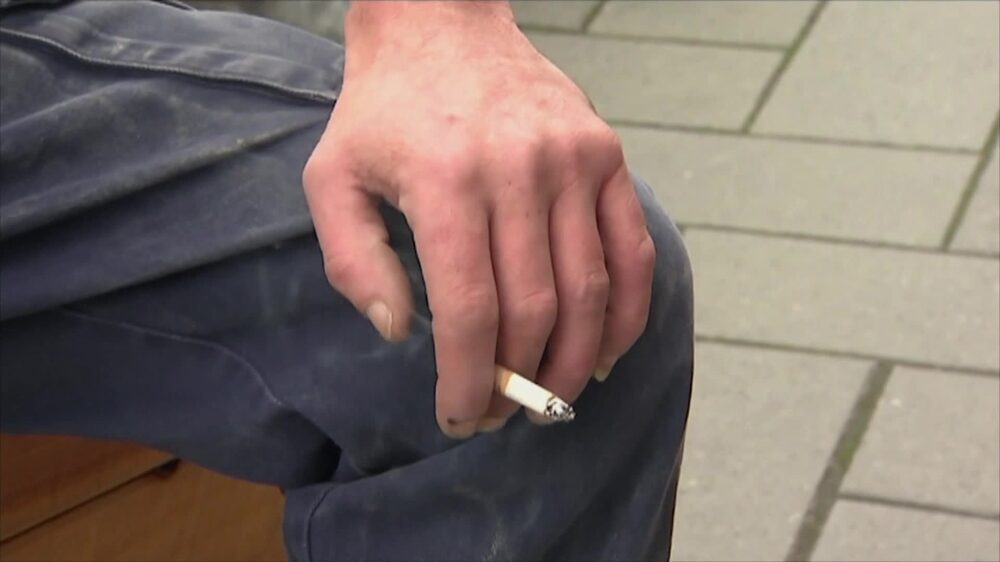 Las personas adultas con TDAH tiende a adoptar hábitos poco saludables como fumar. Las personas adultas con TDAH tiende a adoptar hábitos poco saludables como fumar.