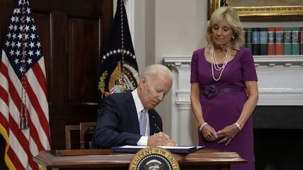 Biden firma proyecto de ley que restringe acceso a armas de fuego en EE.UU. Biden firma proyecto de ley que restringe acceso a armas de fuego en EE.UU.