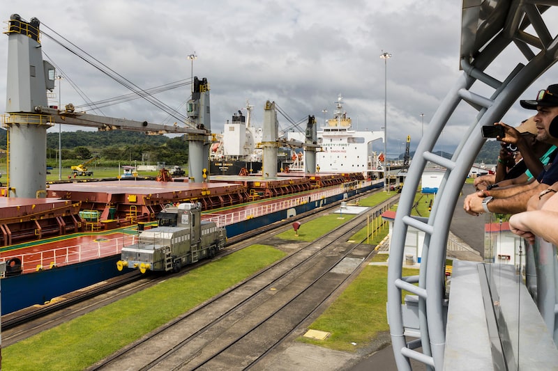 Un granelero transita por las esclusas de Miraflores en el Canal de Panamá. Un granelero transita por las esclusas de Miraflores en el Canal de Panamá.