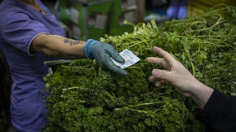 ¿Qué es la inflación pegajosa? El fenómeno que demoró el pico de precios en Colombia ¿Qué es la inflación pegajosa? El fenómeno que demoró el pico de precios en Colombia