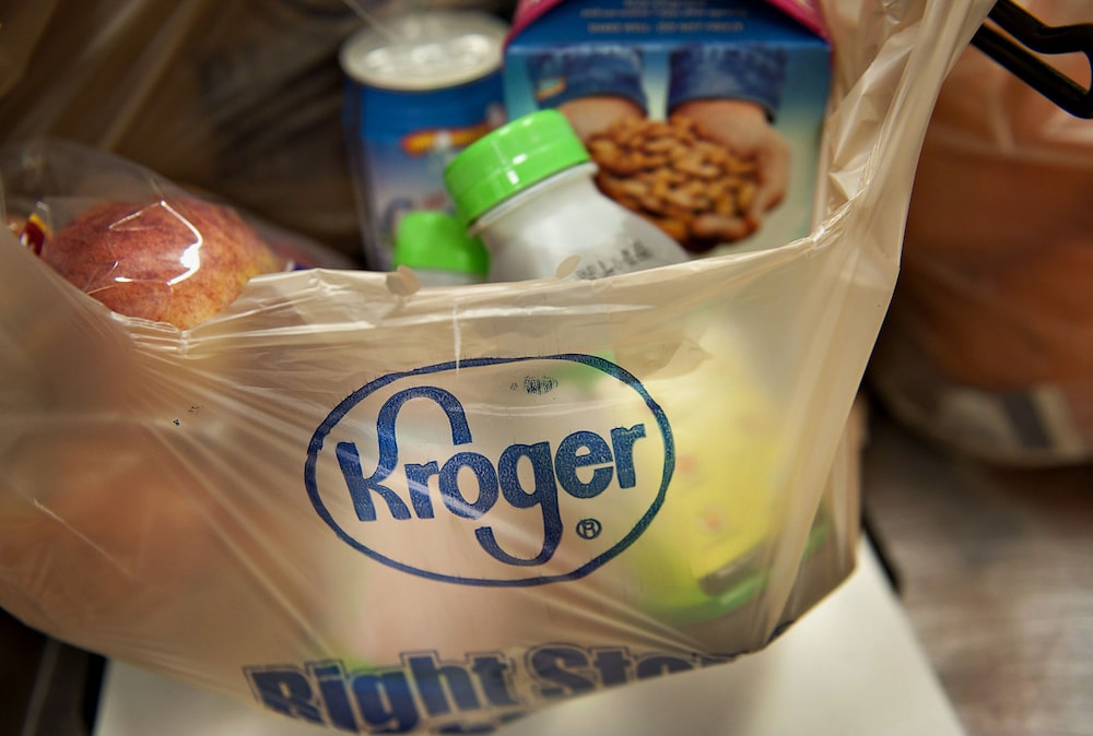 El logotipo de Kroger Co. se ve en una bolsa de compras en un supermercado en Peoria, Illinois. El logotipo de Kroger Co. se ve en una bolsa de compras en un supermercado en Peoria, Illinois.