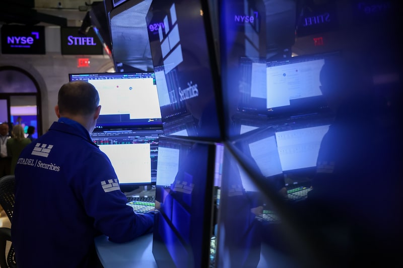 Un comerciante trabaja en el piso de la Bolsa de Valores de Nueva York (NYSE) en Nueva York el 1 de octubre. Fotógrafo: Michael Nagle/Bloomberg. Un comerciante trabaja en el piso de la Bolsa de Valores de Nueva York (NYSE) en Nueva York el 1 de octubre. Fotógrafo: Michael Nagle/Bloomberg.