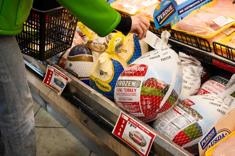 Pavos de Acción de Gracias a la venta en Ozzie's Fresh Market, en Brooklyn, NY, el sábado 23 de noviembre de 2024. Pavos de Acción de Gracias a la venta en Ozzie's Fresh Market, en Brooklyn, NY, el sábado 23 de noviembre de 2024.