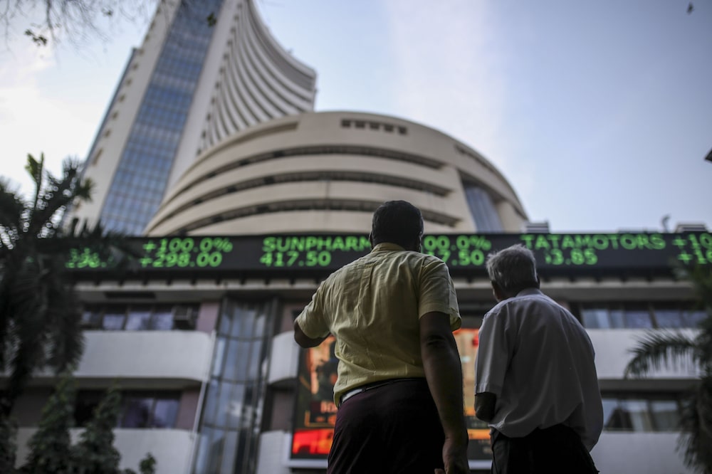 Los peatones observan una pantalla electrónica y un tablero digital de cotizaciones en el edificio de la Bolsa de Valores de Bombay (BSE) en Mumbai, India, el lunes 3 de febrero de 2020. Los peatones observan una pantalla electrónica y un tablero digital de cotizaciones en el edificio de la Bolsa de Valores de Bombay (BSE) en Mumbai, India, el lunes 3 de febrero de 2020.
