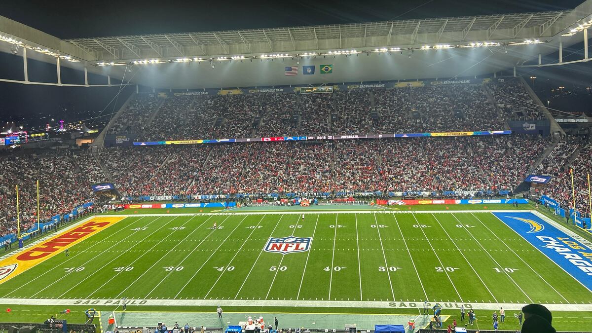 Jogo entre Kansas City Chiefs e Los Angeles Chargers disputado na Neo Química Arena, estádio do Corinthians, em São Paulo, na abertura da temporada 2025-2026 da NFL (Foto: Bloomberg Línea)
