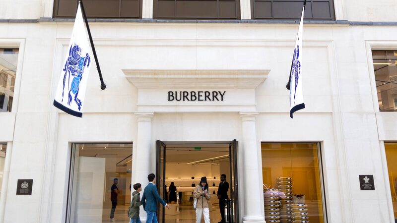 Burberry registra lucro com avanço das vendas na China sob plano do retomada de CEO Burberry registra lucro com avanço das vendas na China sob plano do retomada de CEO