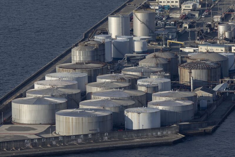 Tanques de combustíveis no Japão: preços do petróleo devem continuar pressionados neste ano, segundo o Goldman Sachs (Foto: Buddhika Weerasinghe/Bloomberg) Tanques de combustíveis no Japão: preços do petróleo devem continuar pressionados neste ano, segundo o Goldman Sachs (Foto: Buddhika Weerasinghe/Bloomberg)