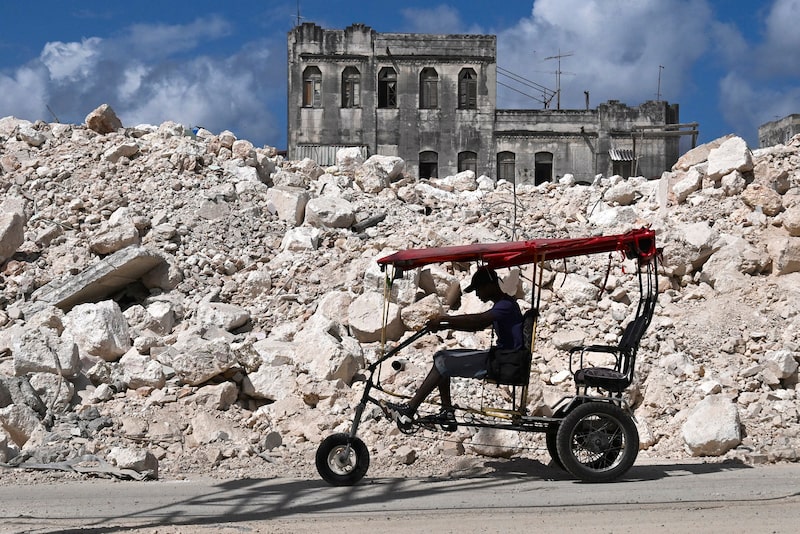 En la foto de referencia, un hombre monta su bicicleta frente a los escombros de la Escuela Nacional de Diseño en La Habana. En la foto de referencia, un hombre monta su bicicleta frente a los escombros de la Escuela Nacional de Diseño en La Habana.